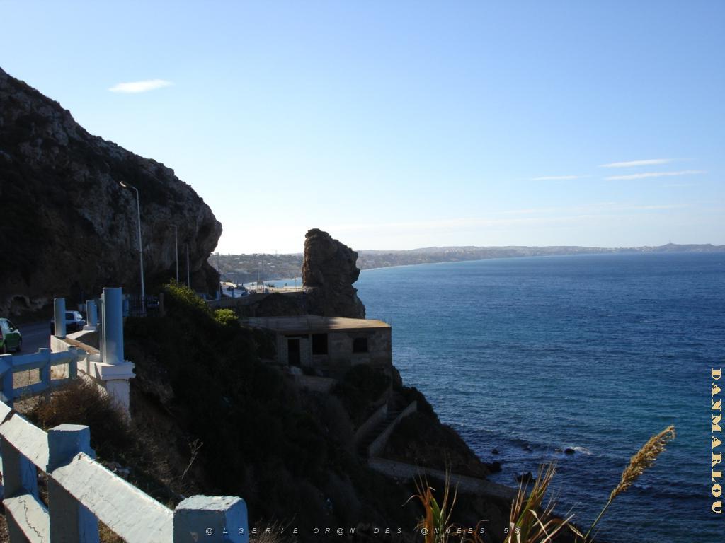 ORAN 10 2005 004 LA CORNICHE LE ROCHER DE LA VIEILLE.JPG